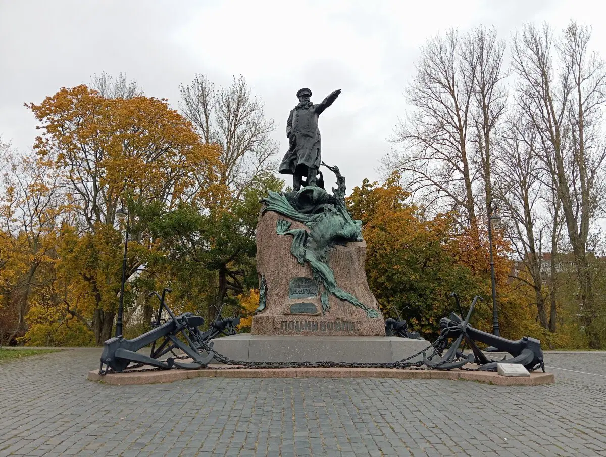 Памятник Макарову в Кронштадте