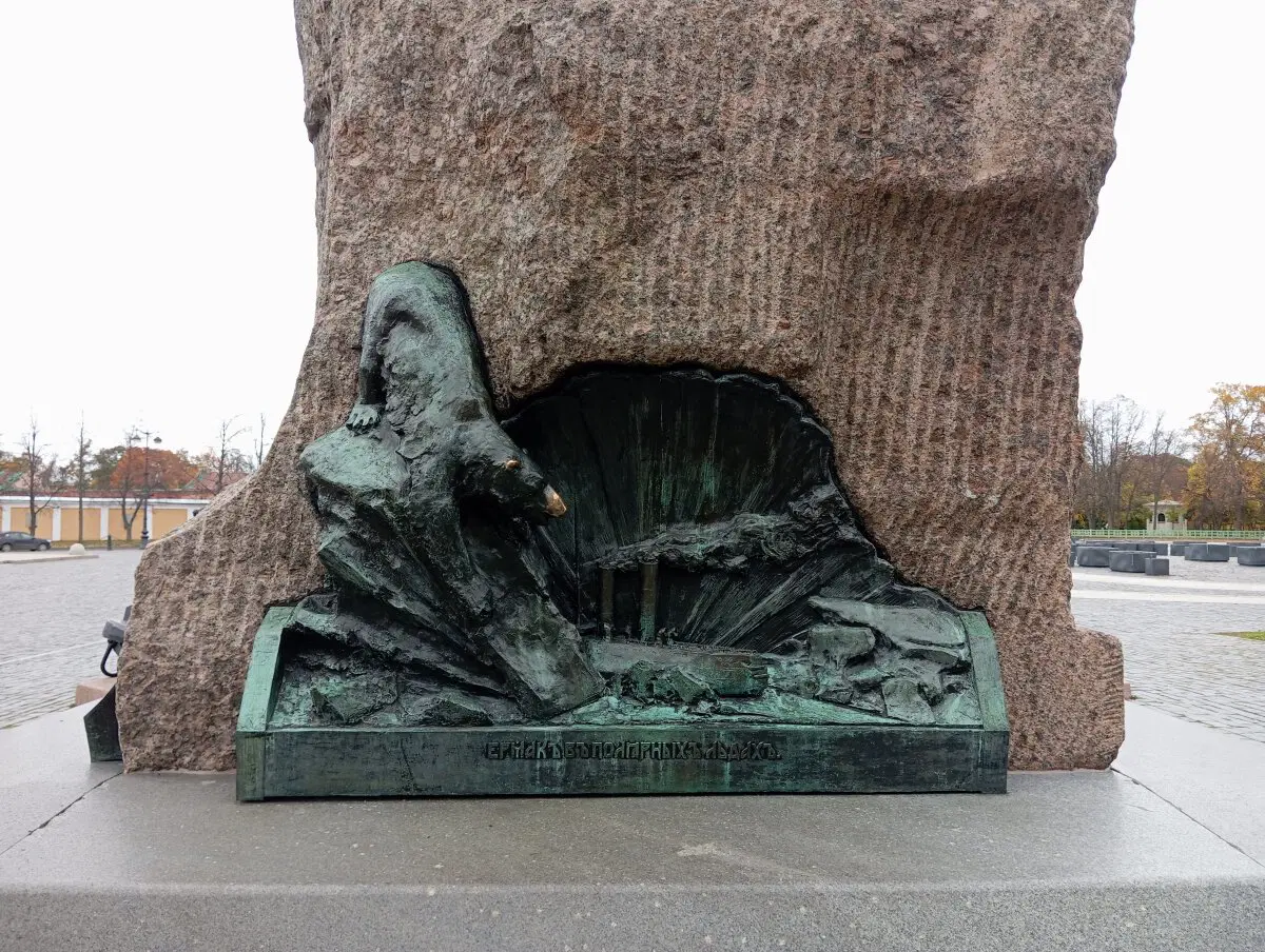 Памятник Макарову в Кронштадте