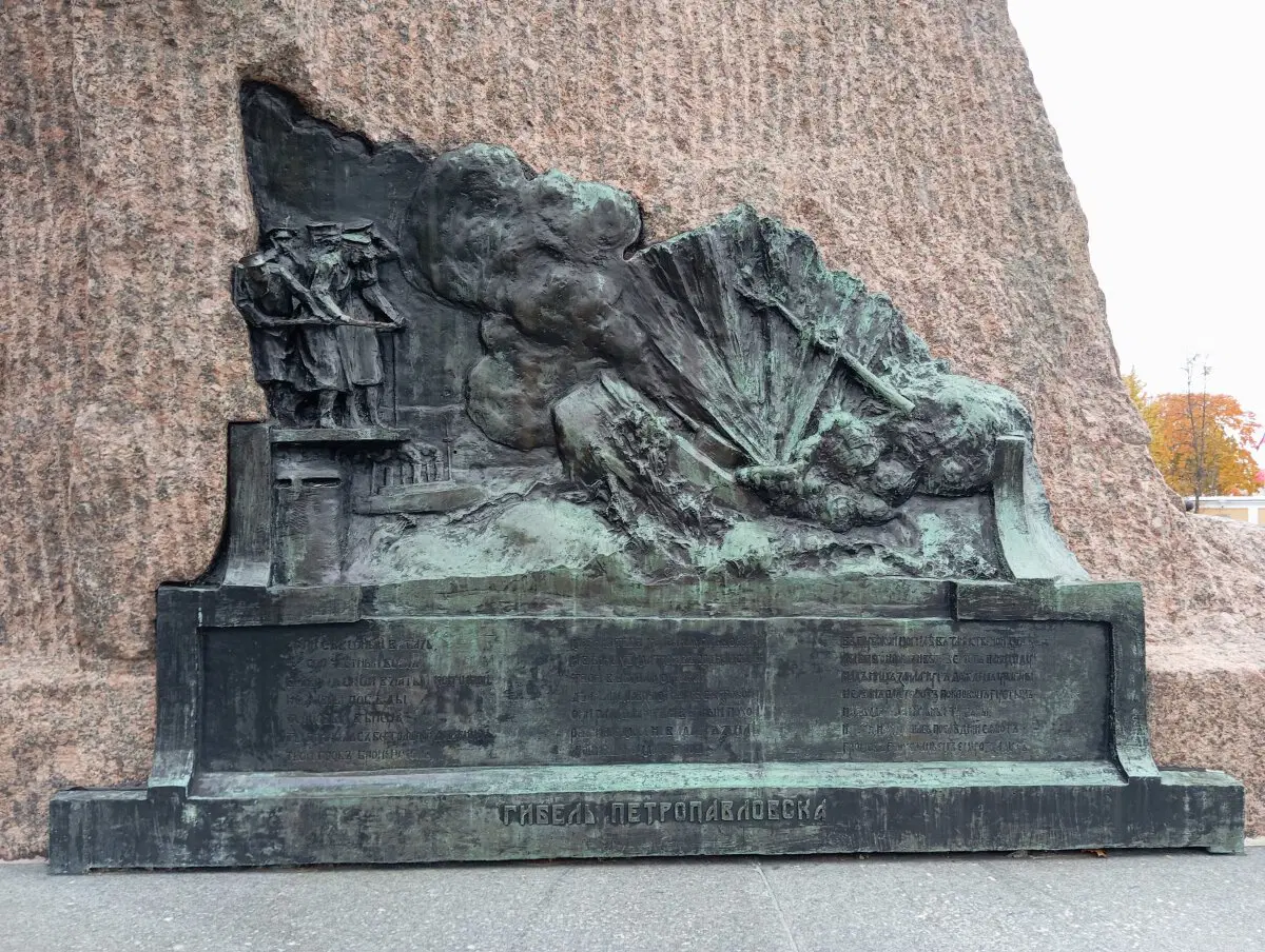 Памятник Макарову в Кронштадте