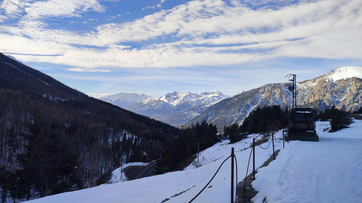 Забрался в военную часть. Начал фоткать горы, но выскочил военный и прогнал меня.