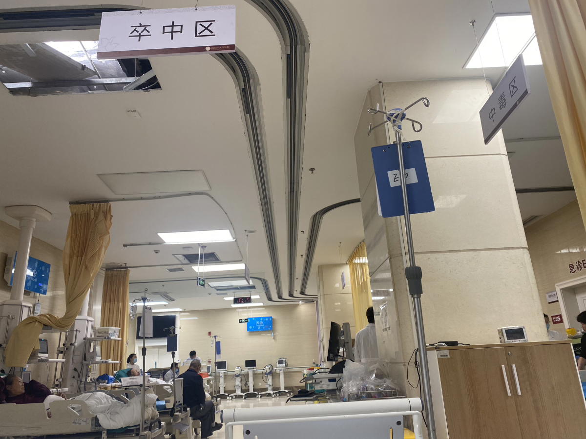 В приёмнике. В миллионы раз лучше Елизаветинской больницы - там про меня вообще на пару часов забыли и ни тебе кислорода, ни разговоров о здравии...