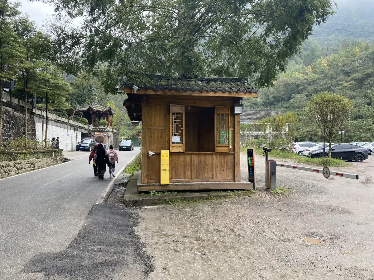 Вот здесь и произошло столкновение двух миров - богатеньких буратин и простого народа.