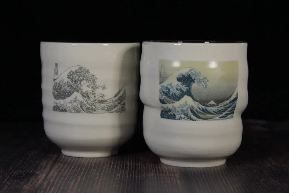 Меото юноми- это традиционная японская пара стаканчиков для чая. по традиции стаканчики делаются разных размеров, один чуть больше для мужчины и поменьше для женщины. вдохновившись одним из моих любимых художников Кацусика Хокусай мы создали такую замечательную пару. стаканчики делались без ручек не спроста, в холодные зимы, японцы грели руки плотно прижимая их к стаканчику, а ребристая форма помогала не выскользнуть из рук. <div>стаканчики выполнены из фарфора методом вытягивания на гончарном круге. ждём вас в нашей группе вк https://vk.ru/patceramics</div>