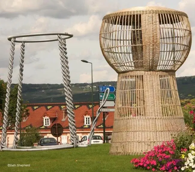 Пробка и мюзле тоже удостоились отдельного памятника там же в Эперне