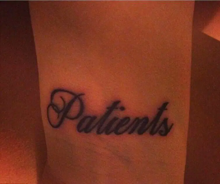 Вероятно, задумывалось начертать слово Patience (Терпение), но получились пациенты, что тут поделать? Звучит почти одинаково же.