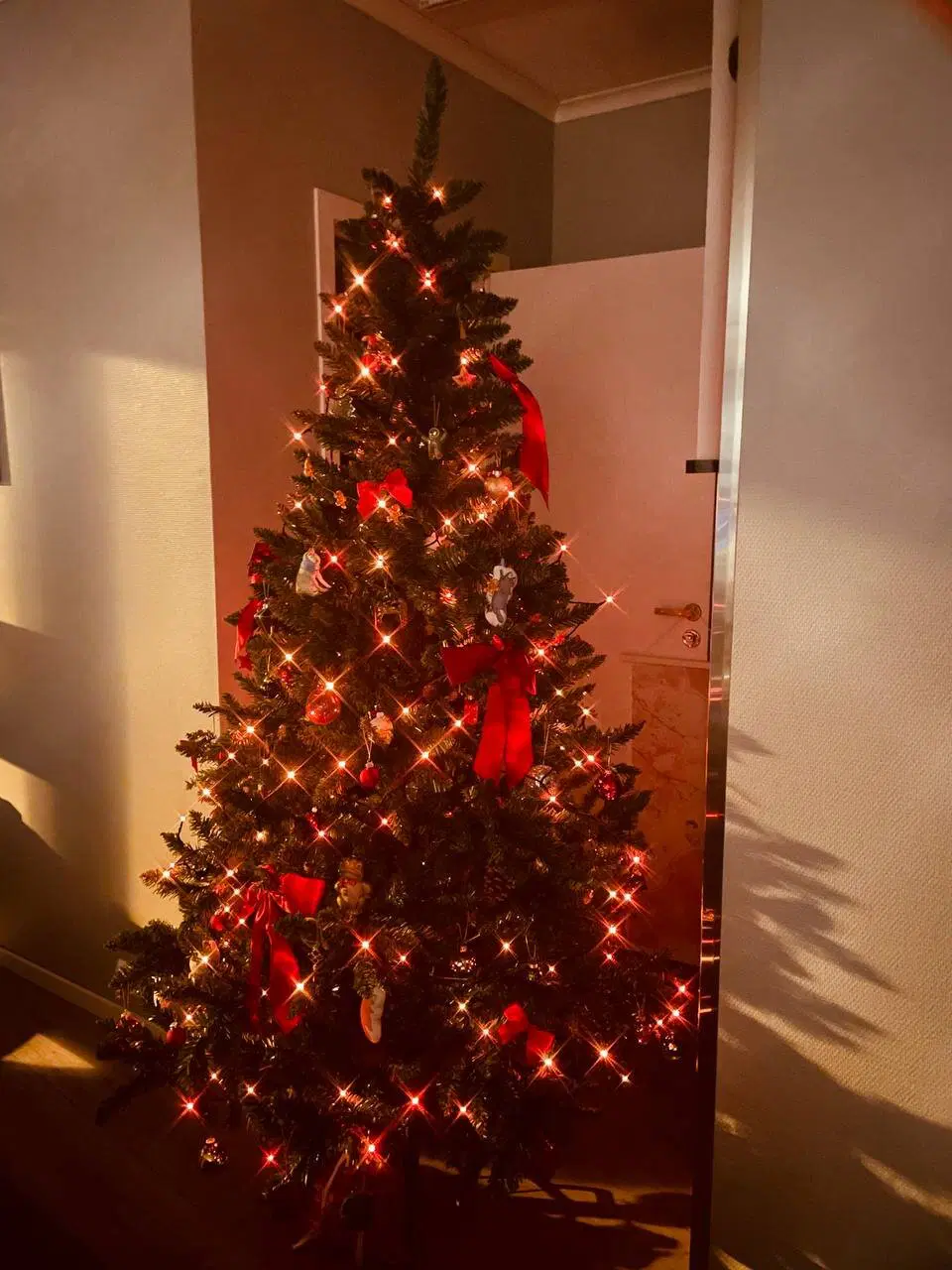 Фоткаю ёлку через сито, чтобы были забавные огонёчки-здёздочки