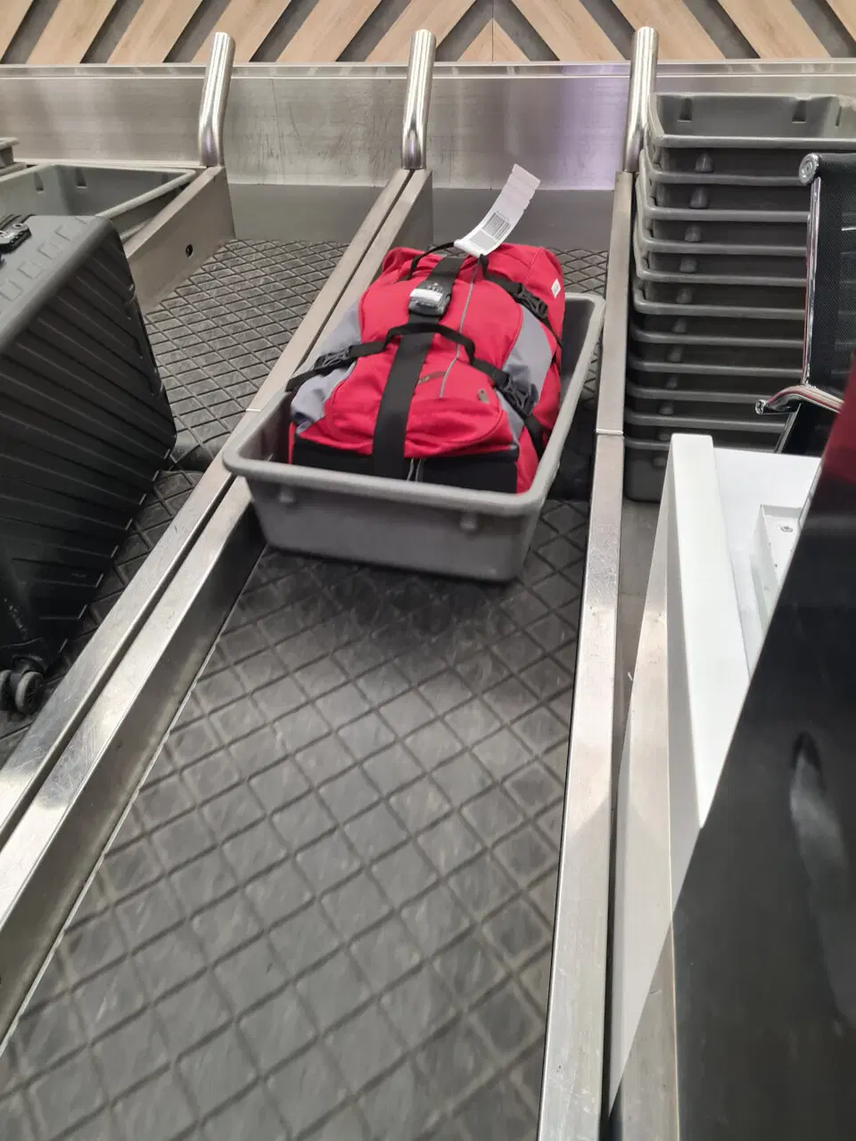 Шереметьево радует — барсетку мою в лотки укладывают.