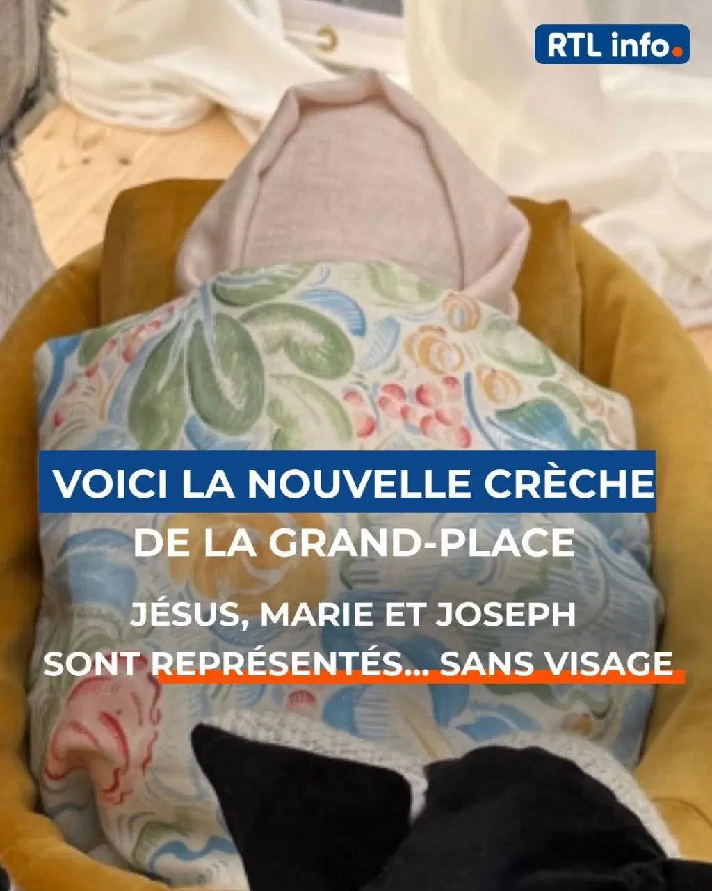 Перевод: вот новые ясли на главной площади. Иисус, Мария и Иосиф без лиц