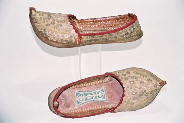 Полы в домах часто были застелены коврами с длинным ворсом и такая обувь помогала не цепляться за волокна ковров.