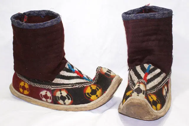 Кочевые народы считали, что обувь с такими носами существенно облегчает вдевание стоп в стремена.