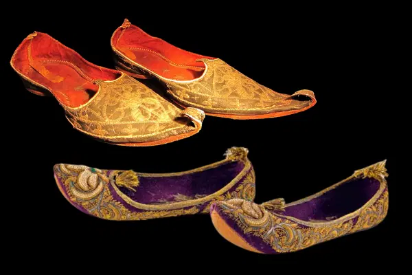 Какой же султан откажет своим наложницам в сафьяновых, обитых бархатом и расшитыми золотом, тапочках?