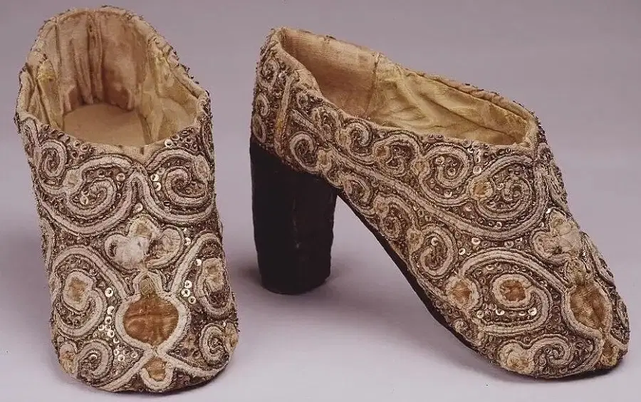 Женские туфли. Бархат, шёлк, золото, кожа. Москва, XVII в. 