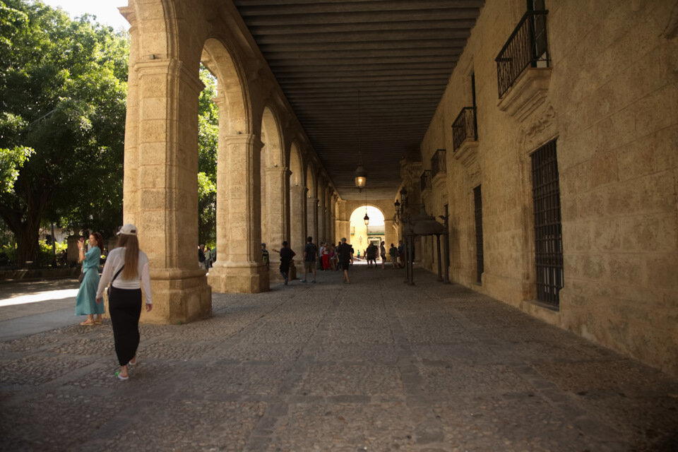 Вон та в белом — Оля