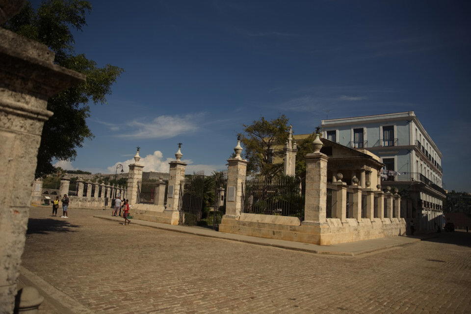 А это — здание, в котором… что-то там важное подписали.