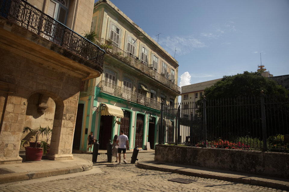 На каждом шагу — история, исторические здания, интересно.