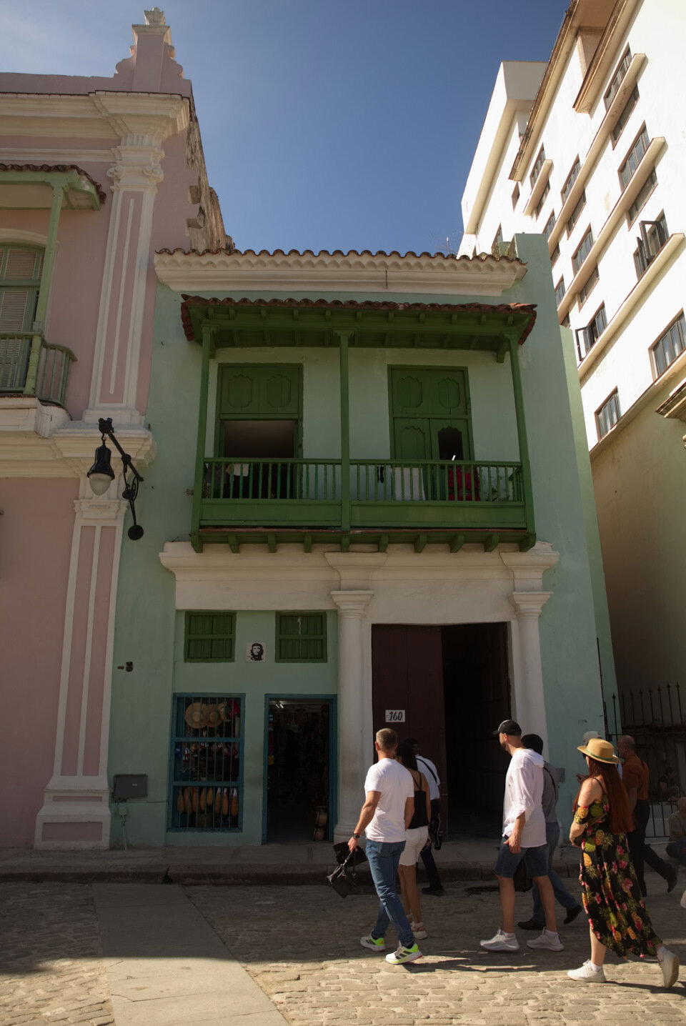 Сороковое фото — старейшее здание в локации, и сувенирный магазин,