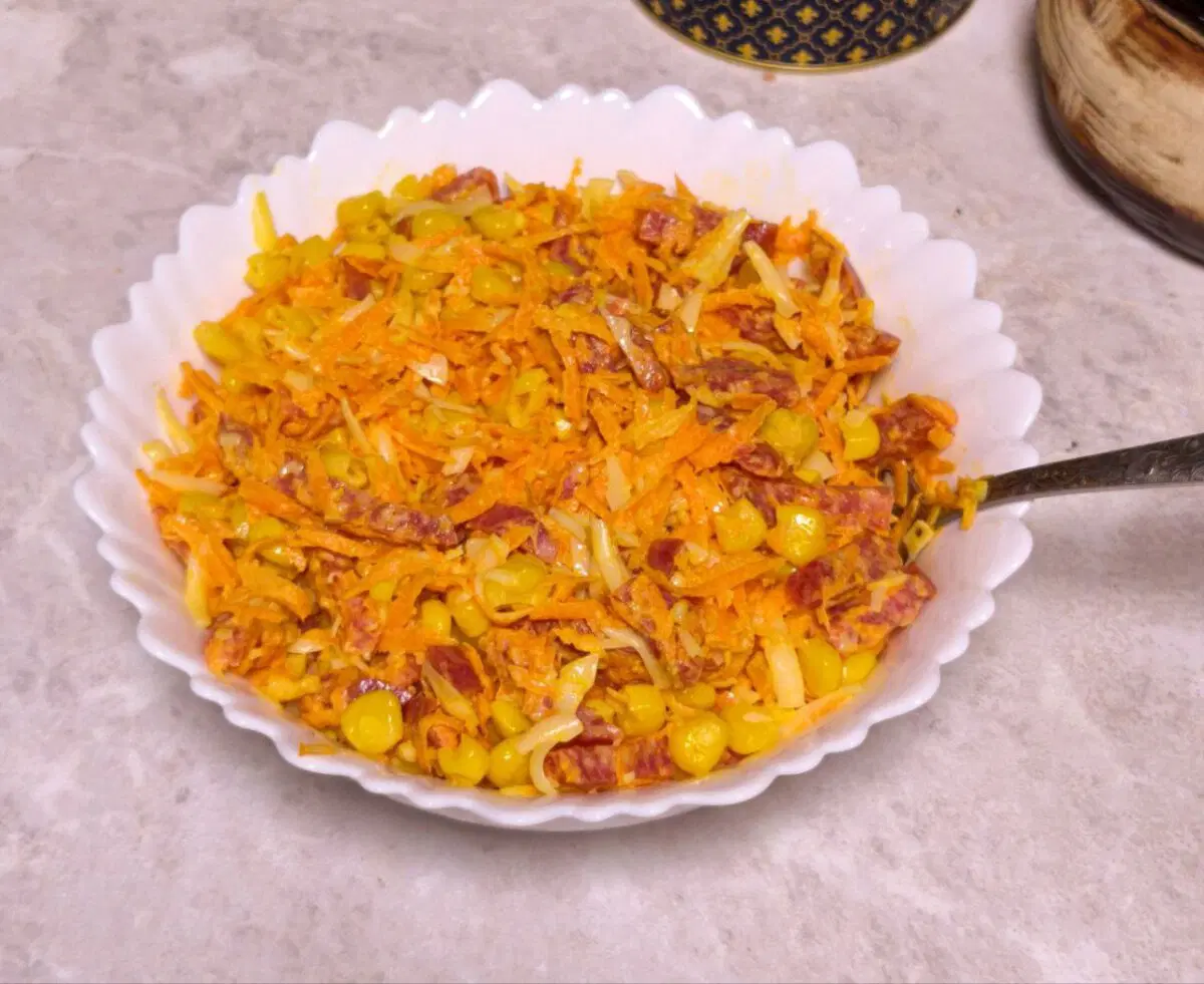 Салат с колбасой сыром и кукурузой