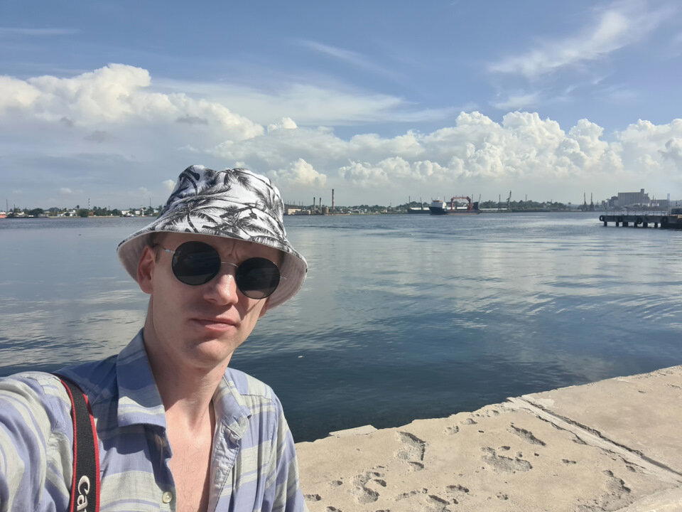 Я на фоне порта Гавана. Жена говорит, это я в её рубашке уехал. А чот больше отпускных не нашлось, а в культурных потеть — чот как-то ну.