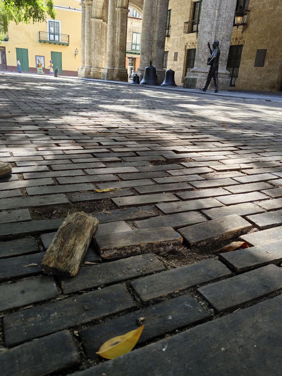 Несколько не моих фото добавлю. Это — деревянная мостовая возле мин.обороны. Лоп кони сильно не топали.