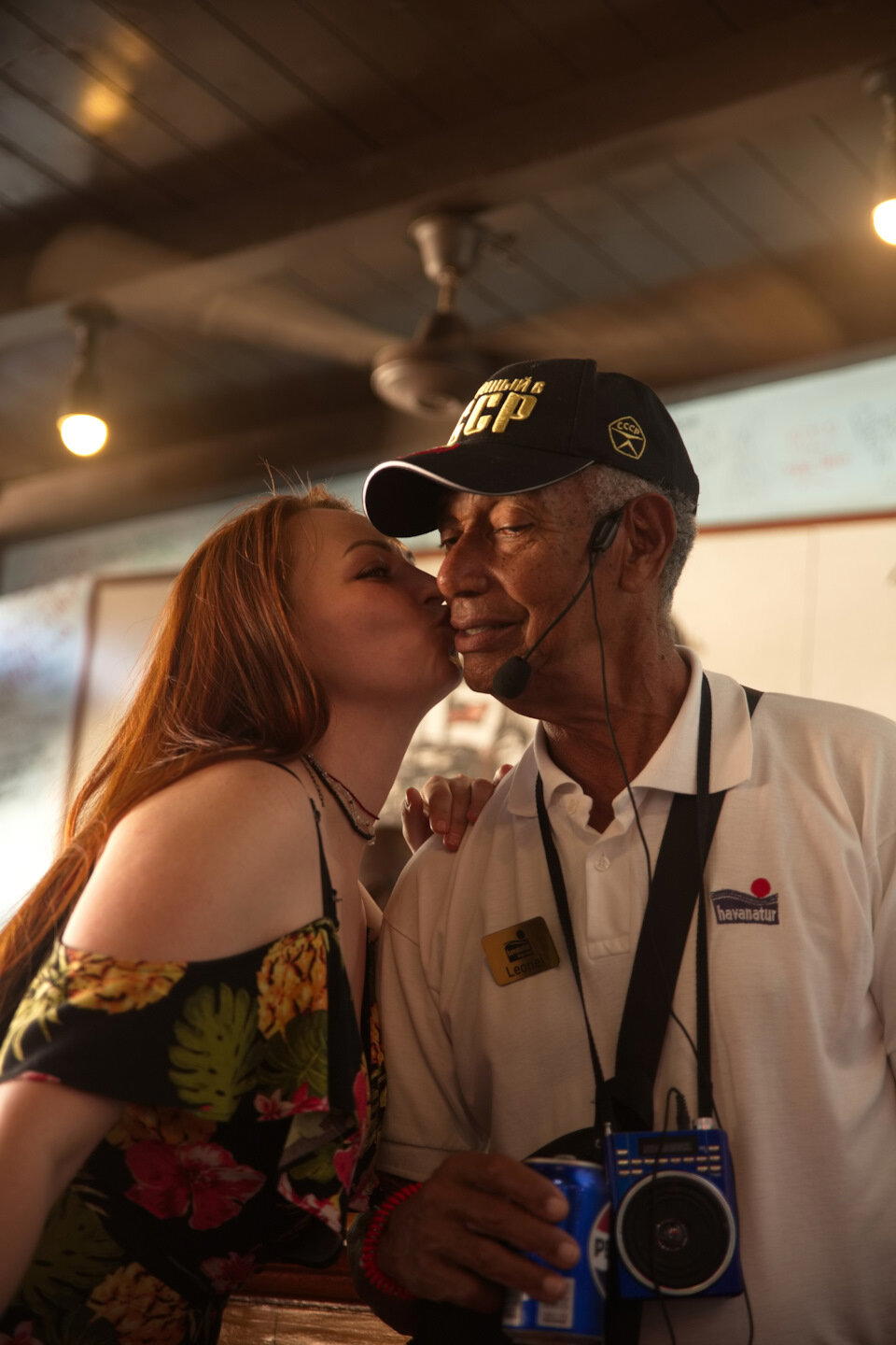 Вот этот загорелый дед. И Даша.