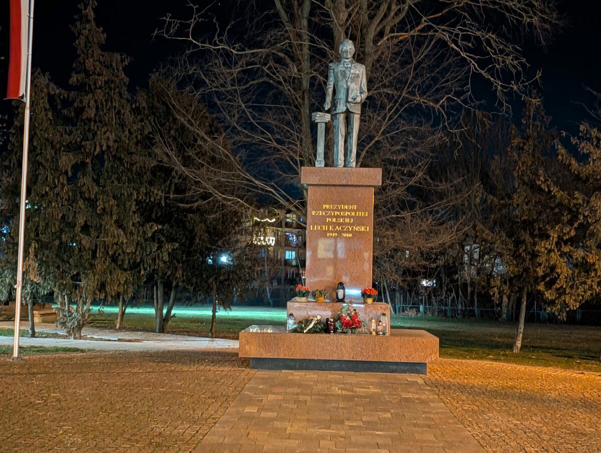 Памятник президенту, который разбился под Смоленском.
