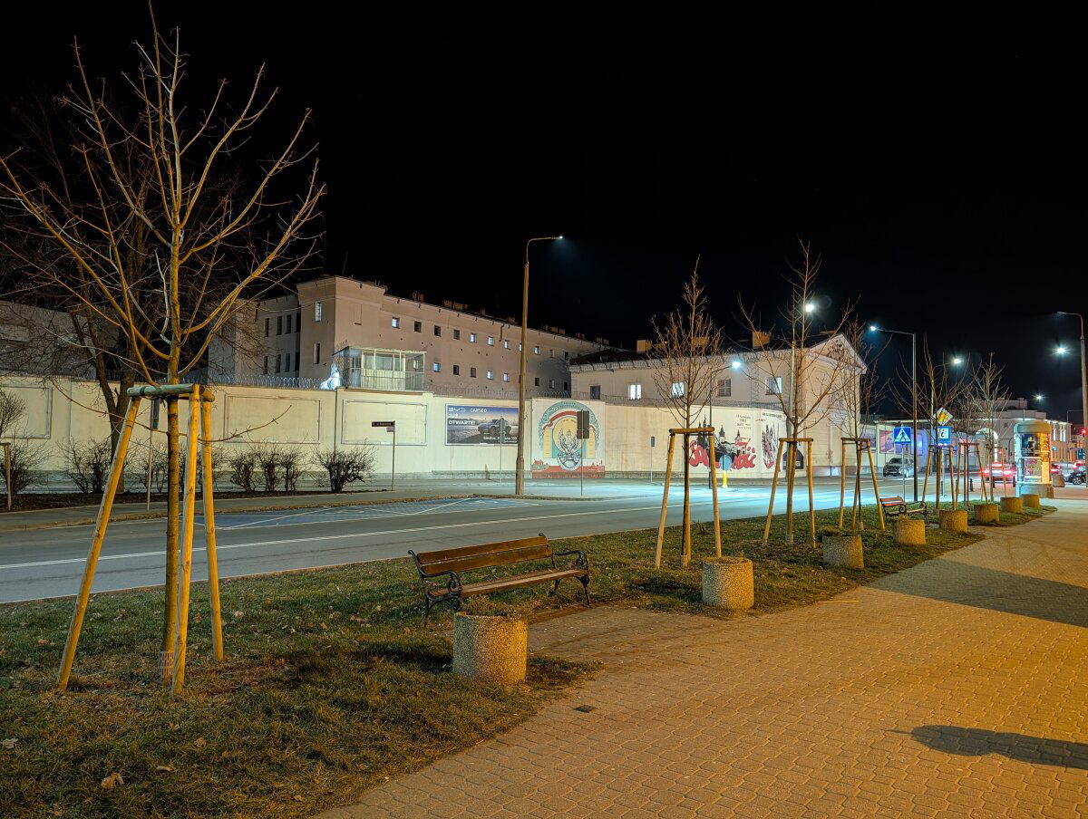 В центре города тюрьма.