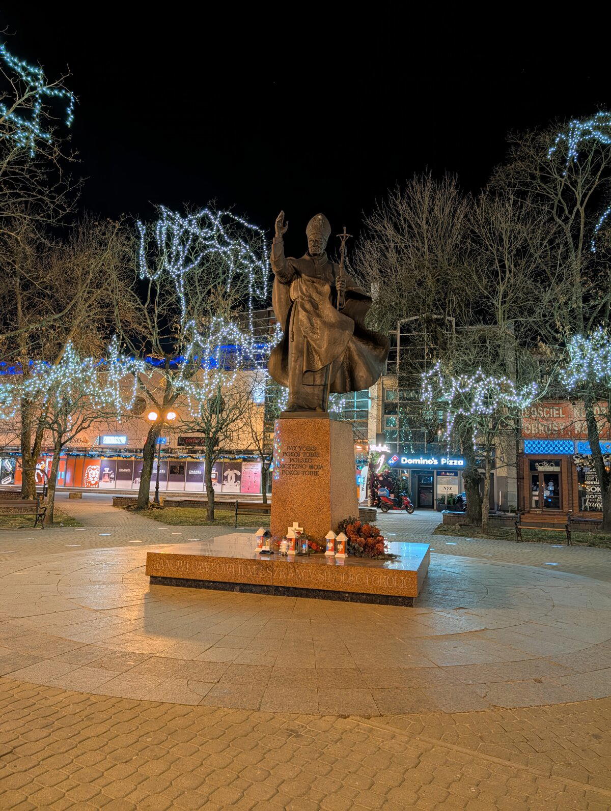 Недалеко отсюда жил папа римский.