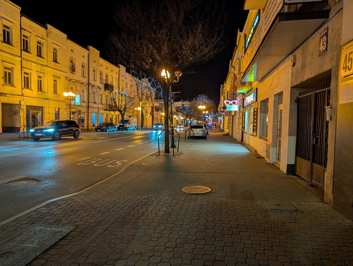 Улицы украшены довольно невзрачно. 