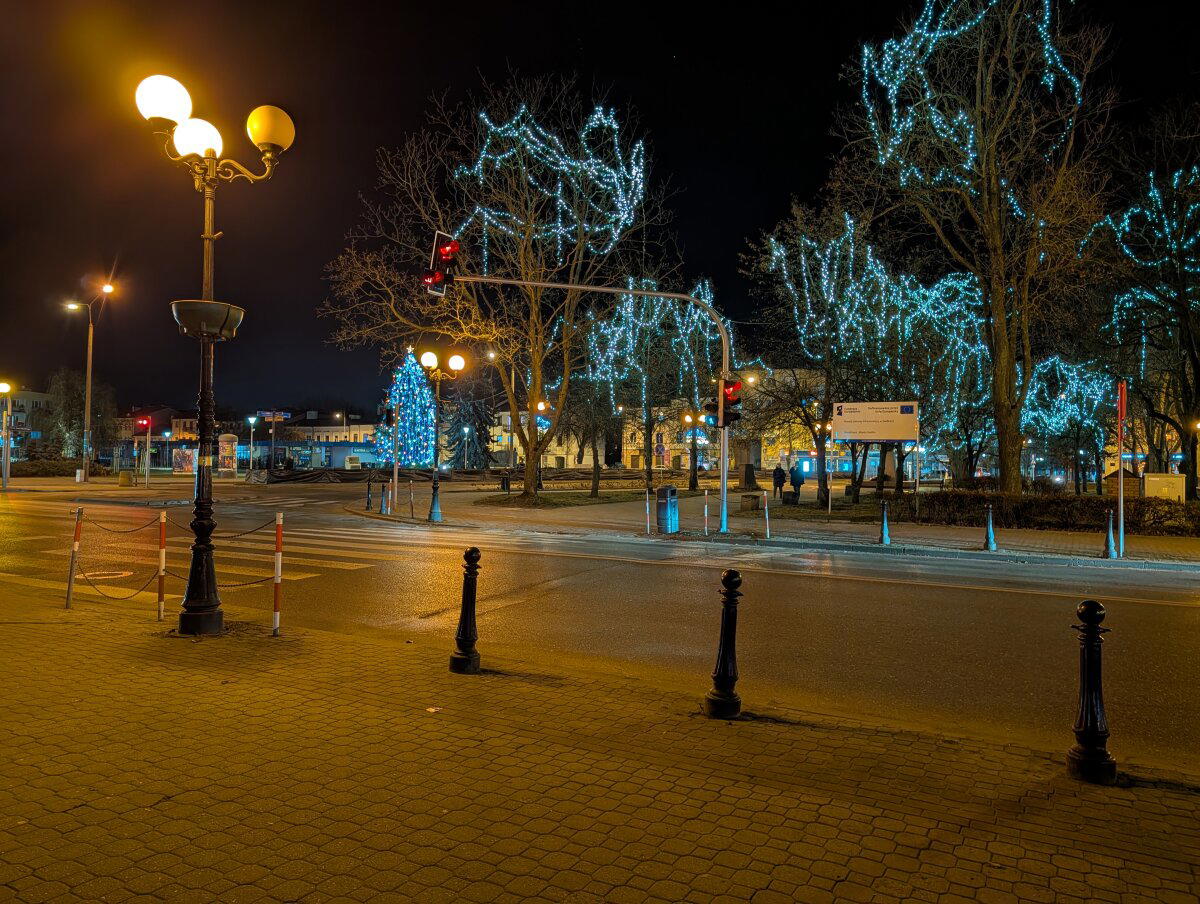 Украшать улицы им можно поучиться у нас.