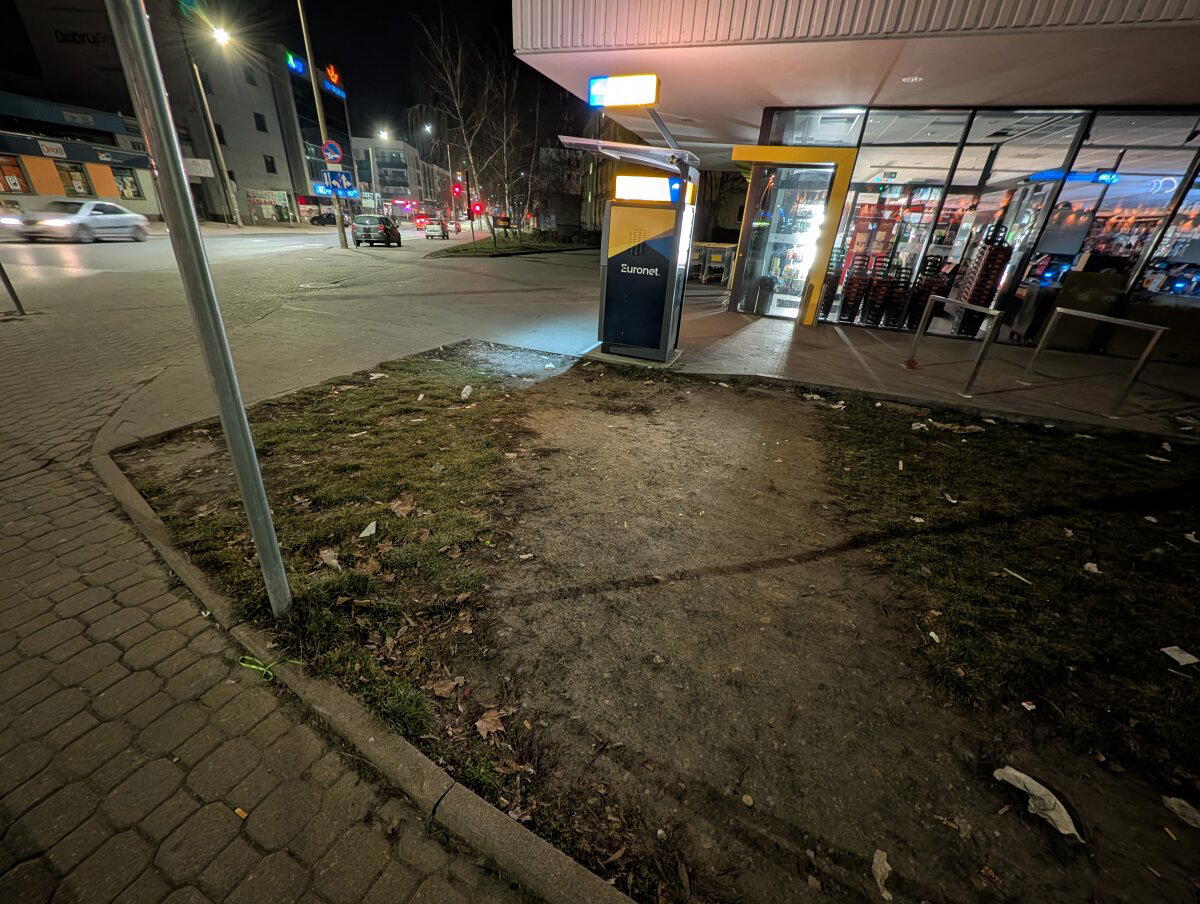 Грязи и мусора тут хватает.