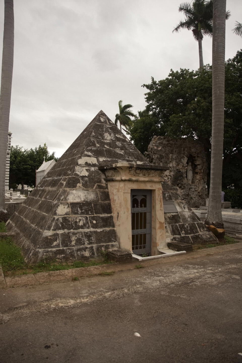 Это — студенты профессора похоронили.