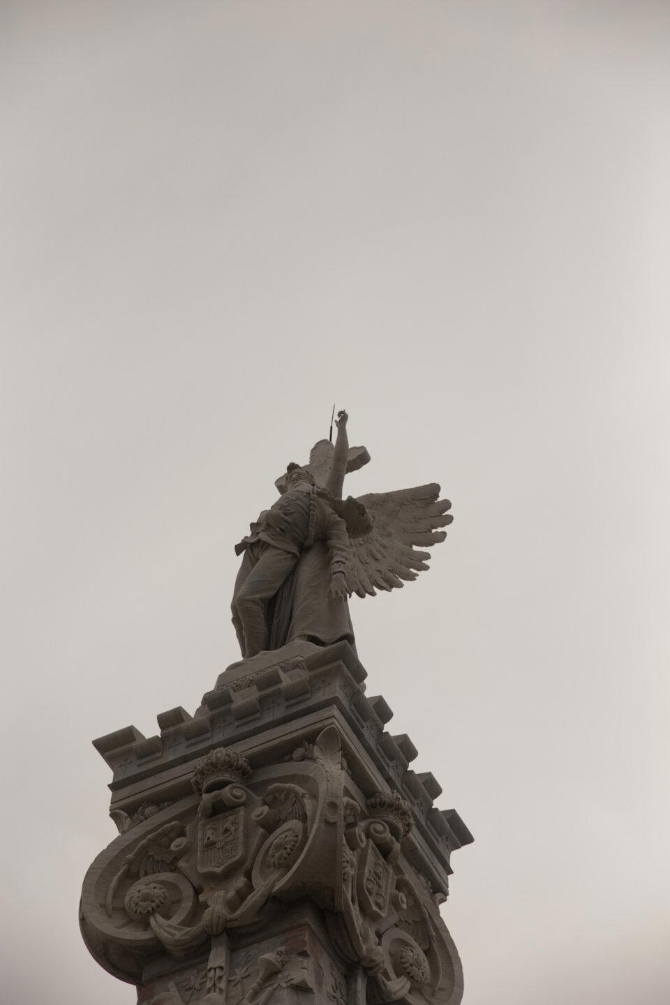 Были ещё статуи баб полуголых, но мы руссо туристо и облико морале.