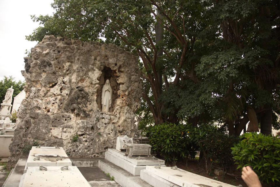 Надгробие, да.