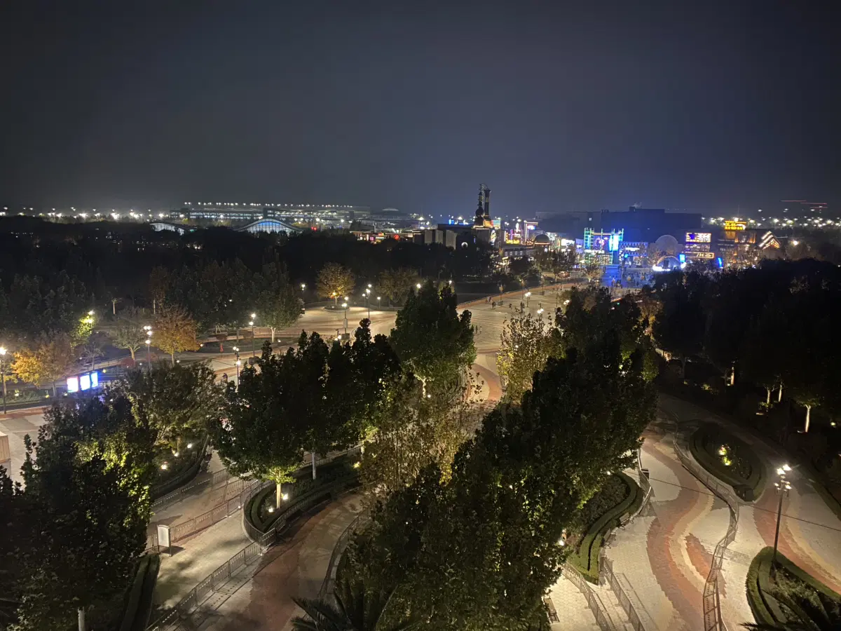 Вид из окна номера ночью.