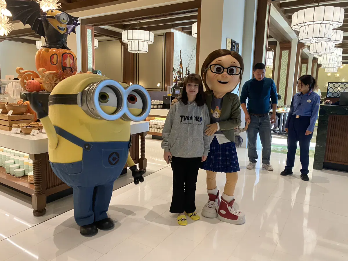 Миньоны, девочки и гадкие дяденьки подходили и фотографировались с нами.