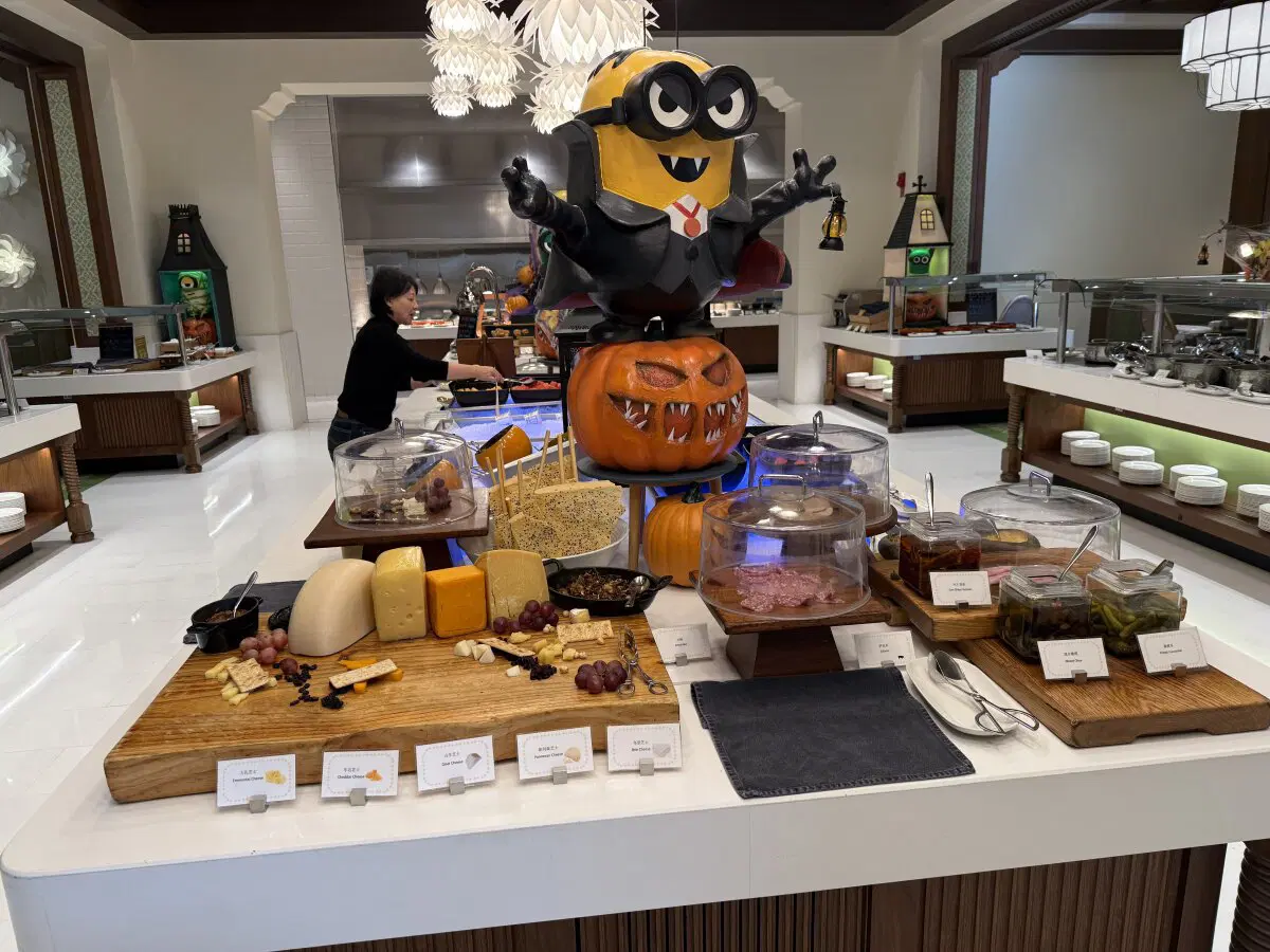 В самом конце зала кухня, где готовили омлет или яичницу на заказ с добавками на выбор, прямо на виду у заказчика.