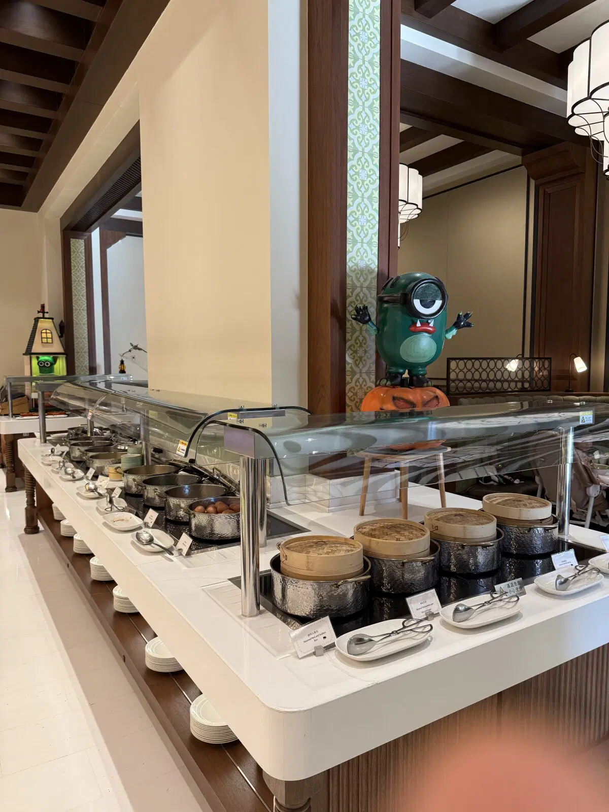 Столько еды, что глаза разбегались. Хотелось попробовать всё.