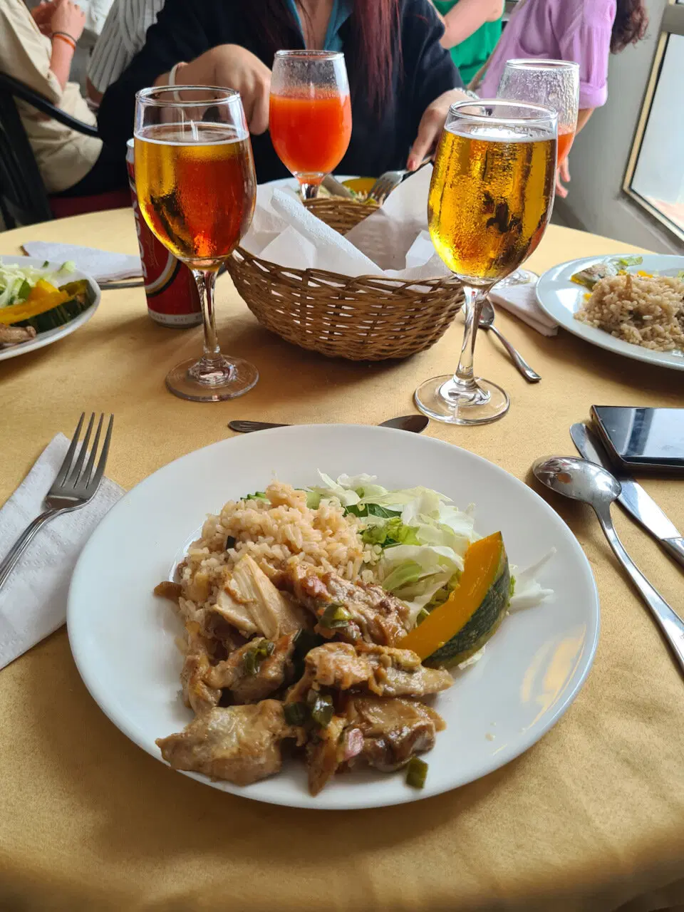 Ну, мясо и выпечка там везде — моё почтение.