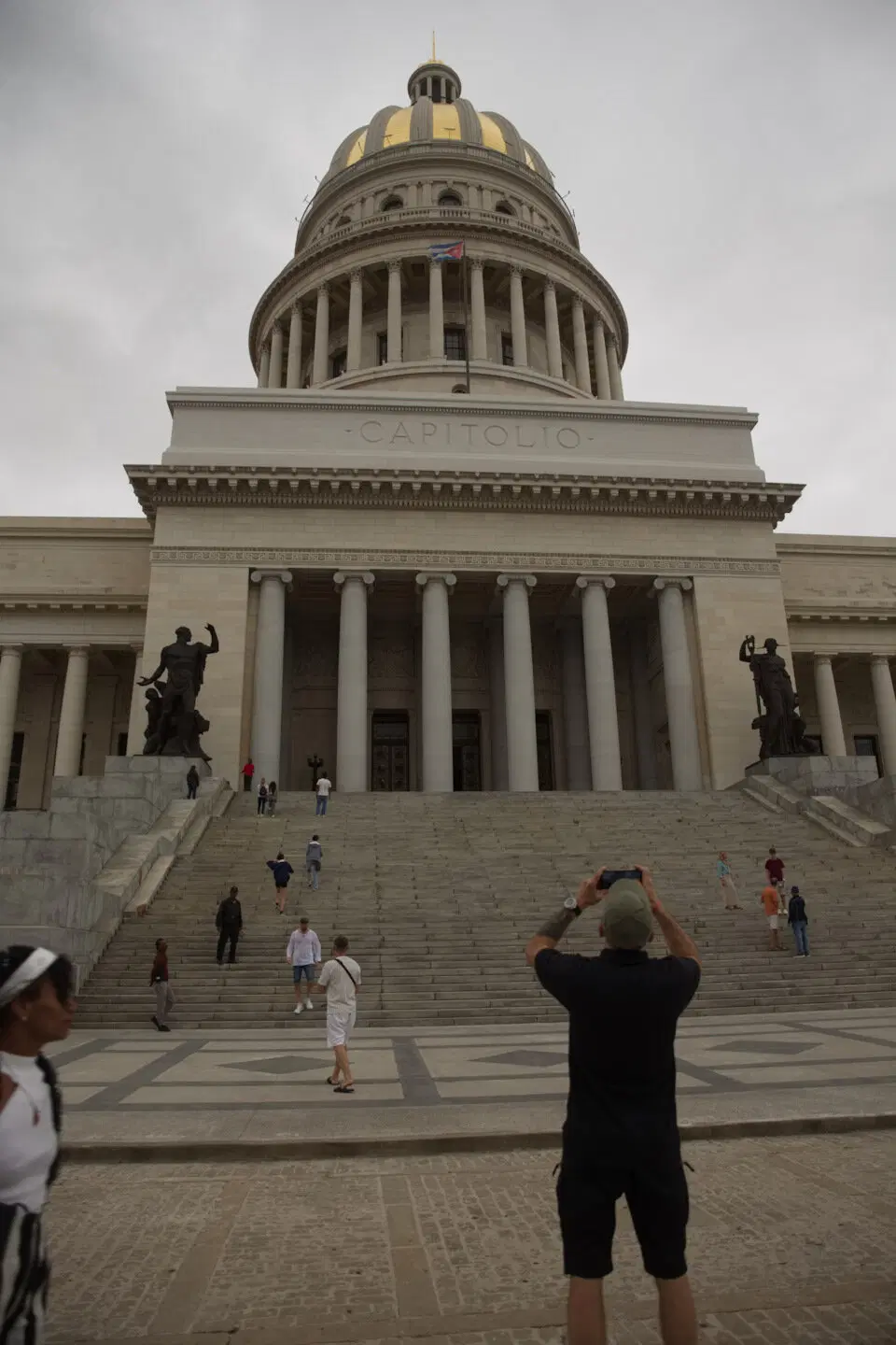 Он на сколько-то дюймов выше, чем америиканский
