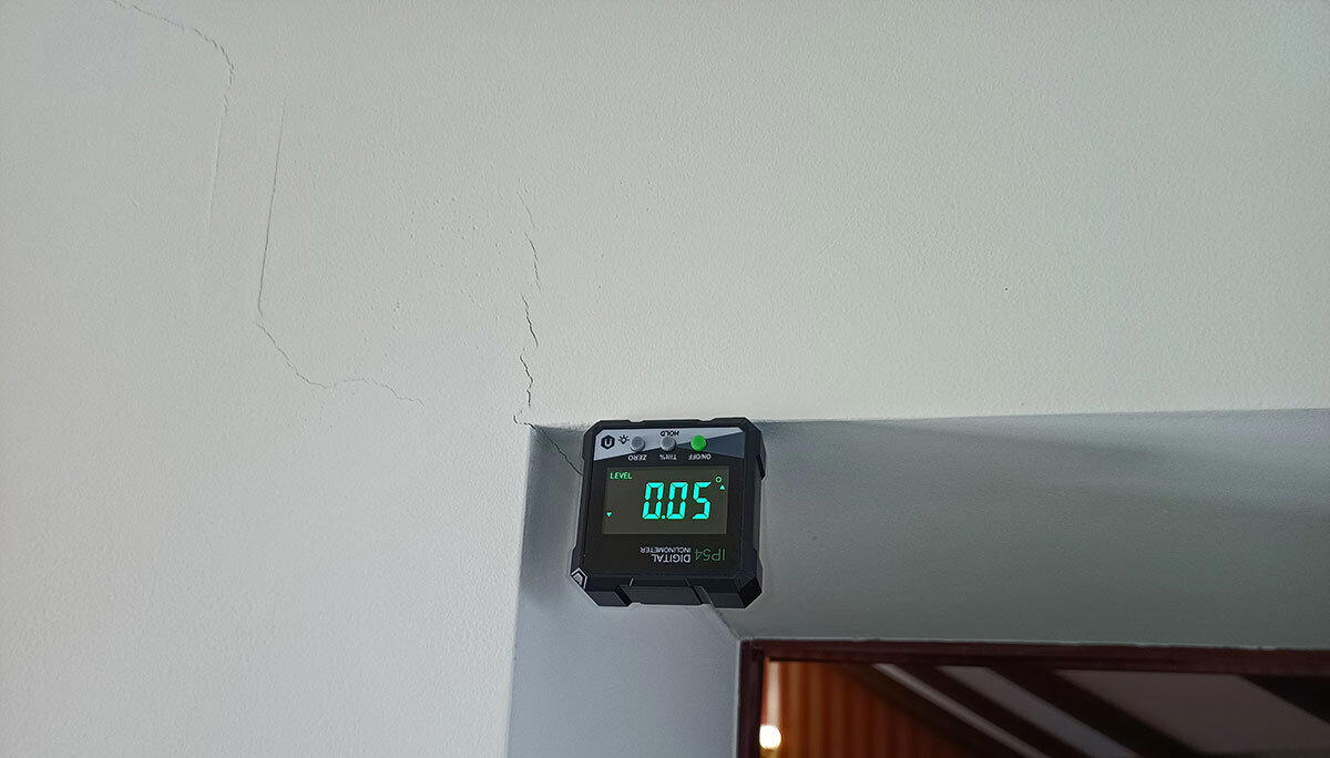 Газоблок. Стоял-стоял и... чпок! Как я осматривал трёхэтажный газобетонный дом ценой больше 60 млн. и почему мы его не купили