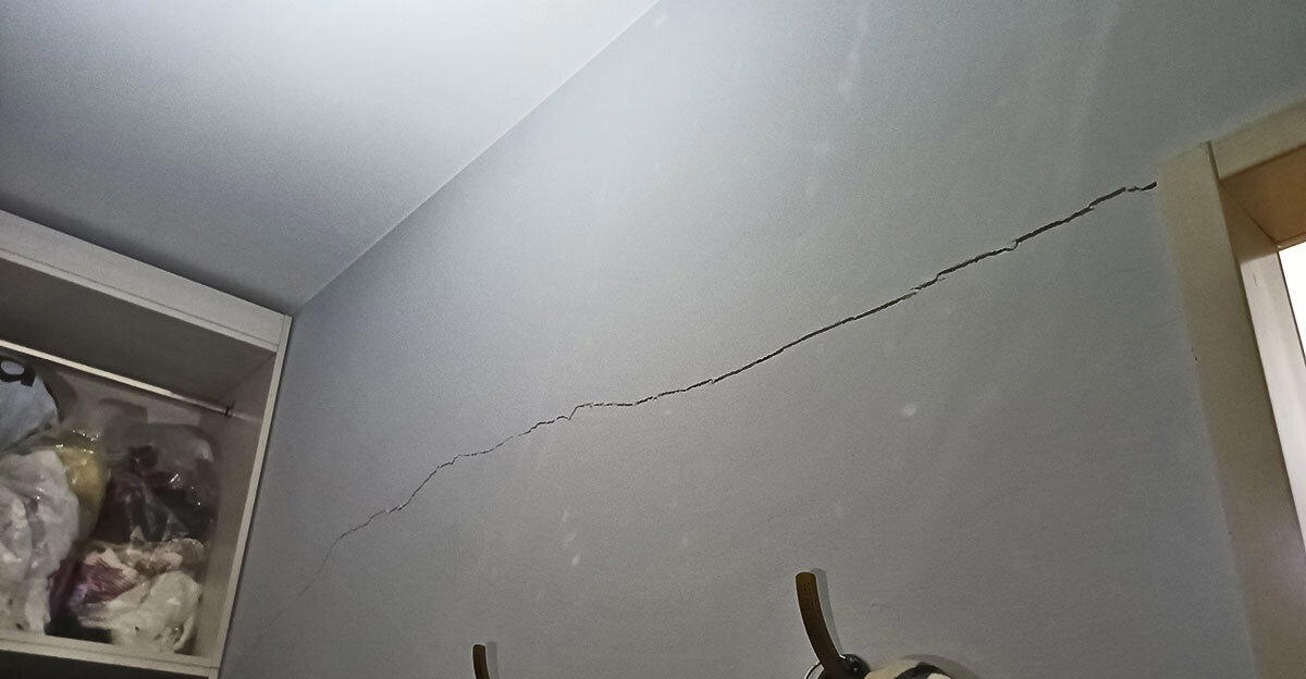 Газоблок. Стоял-стоял и... чпок! Как я осматривал трёхэтажный газобетонный дом ценой больше 60 млн. и почему мы его не купили