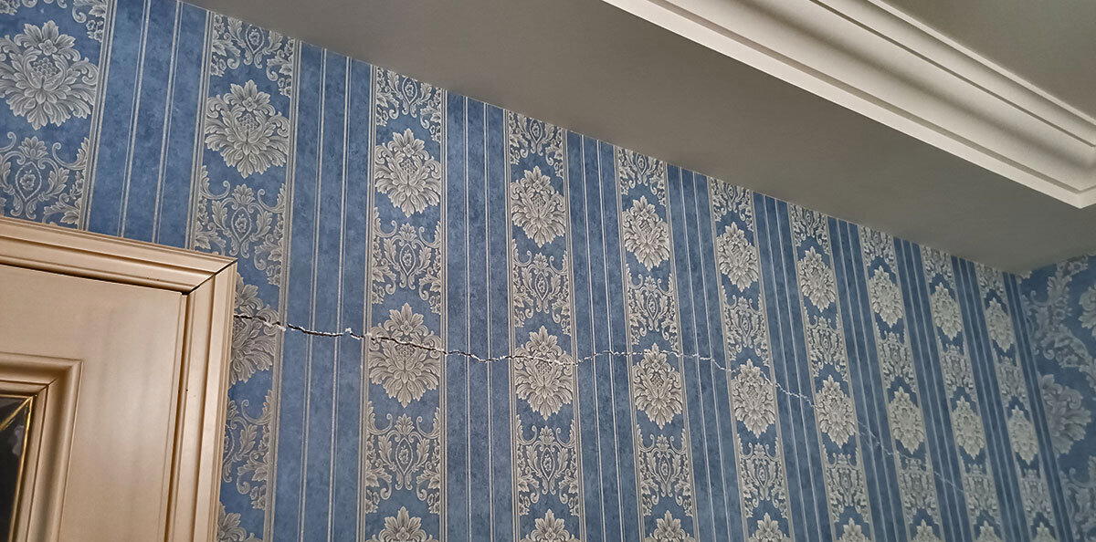 Газоблок. Стоял-стоял и... чпок! Как я осматривал трёхэтажный газобетонный дом ценой больше 60 млн. и почему мы его не купили