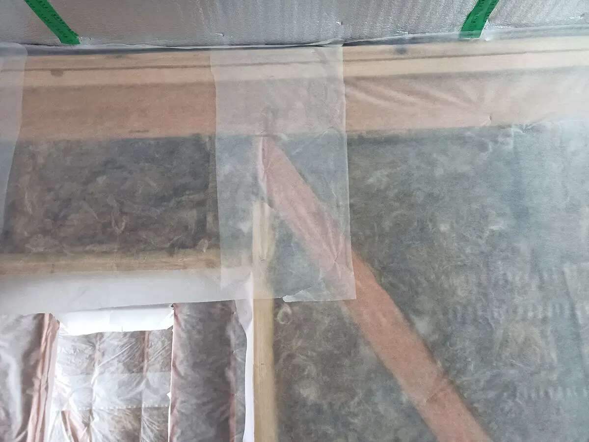 А у вас плоскокрышие! Или опять "ястроитель, строил для себя, но потом решил продать". Осматриваем модный каркасник