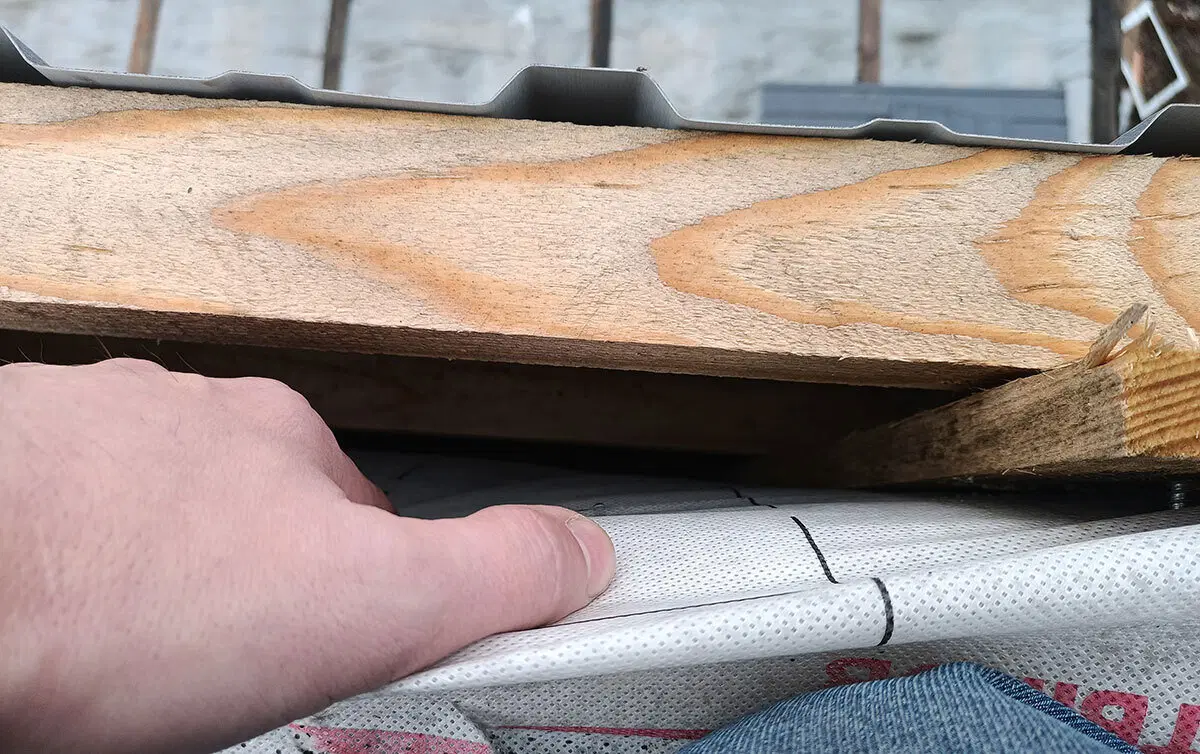 А у вас плоскокрышие! Или опять "ястроитель, строил для себя, но потом решил продать". Осматриваем модный каркасник