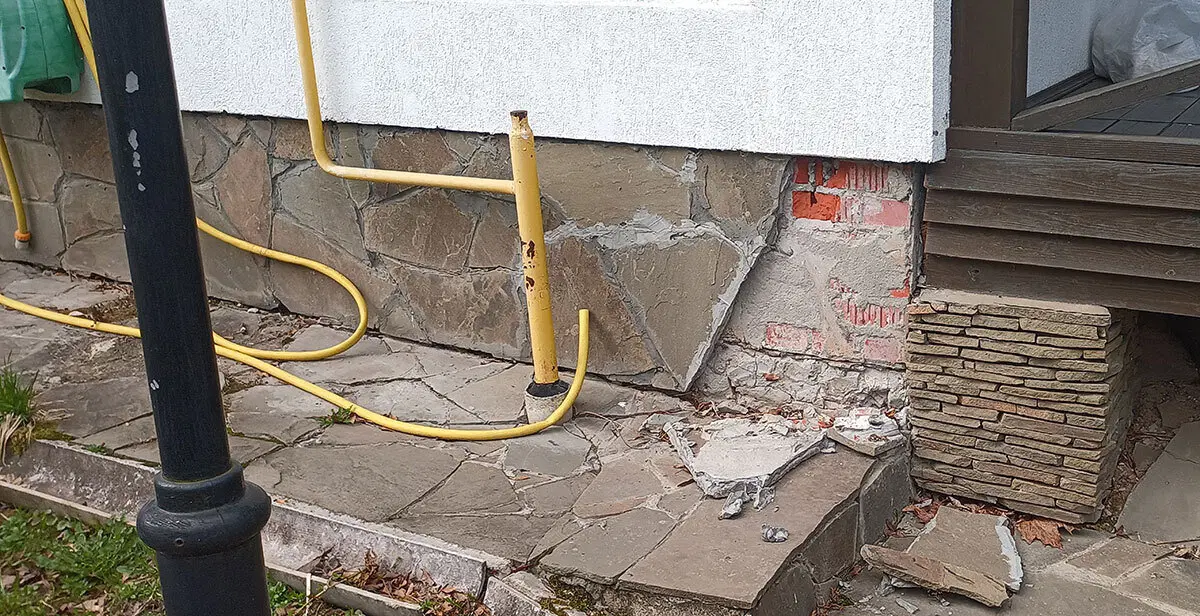 Богатые тоже плачут. И хотят впарить руины задорого. Или, как я не дал заказчикам купить поместье за 50 млн. рублей