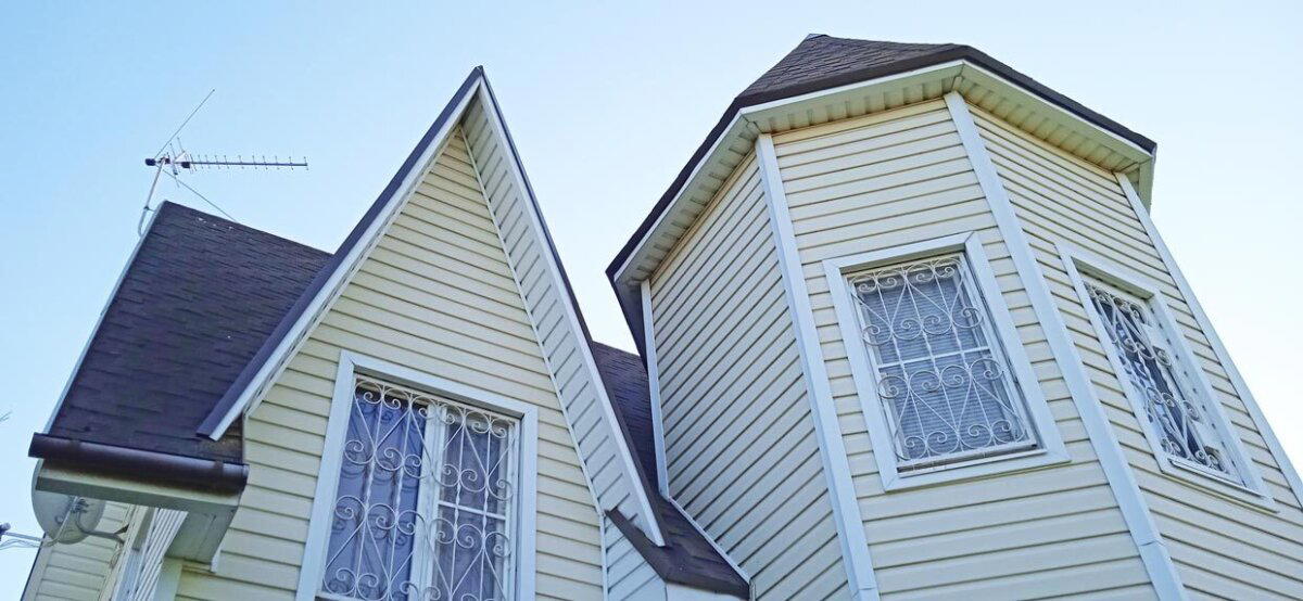 Щеледомный замок. Или, как мы осматривали очередное брусовое поделие, выдаваемое за жилой дом