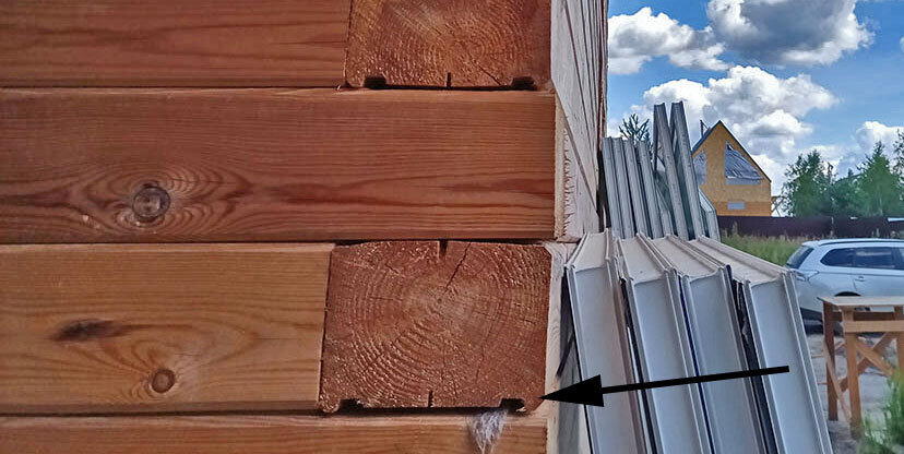 Стрелкой показан шпунт профиля, который не даст конопатить его паз.