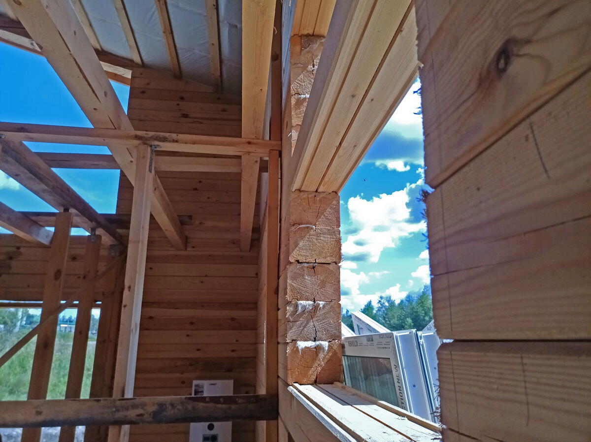 Зазор вдоль оконного проёма