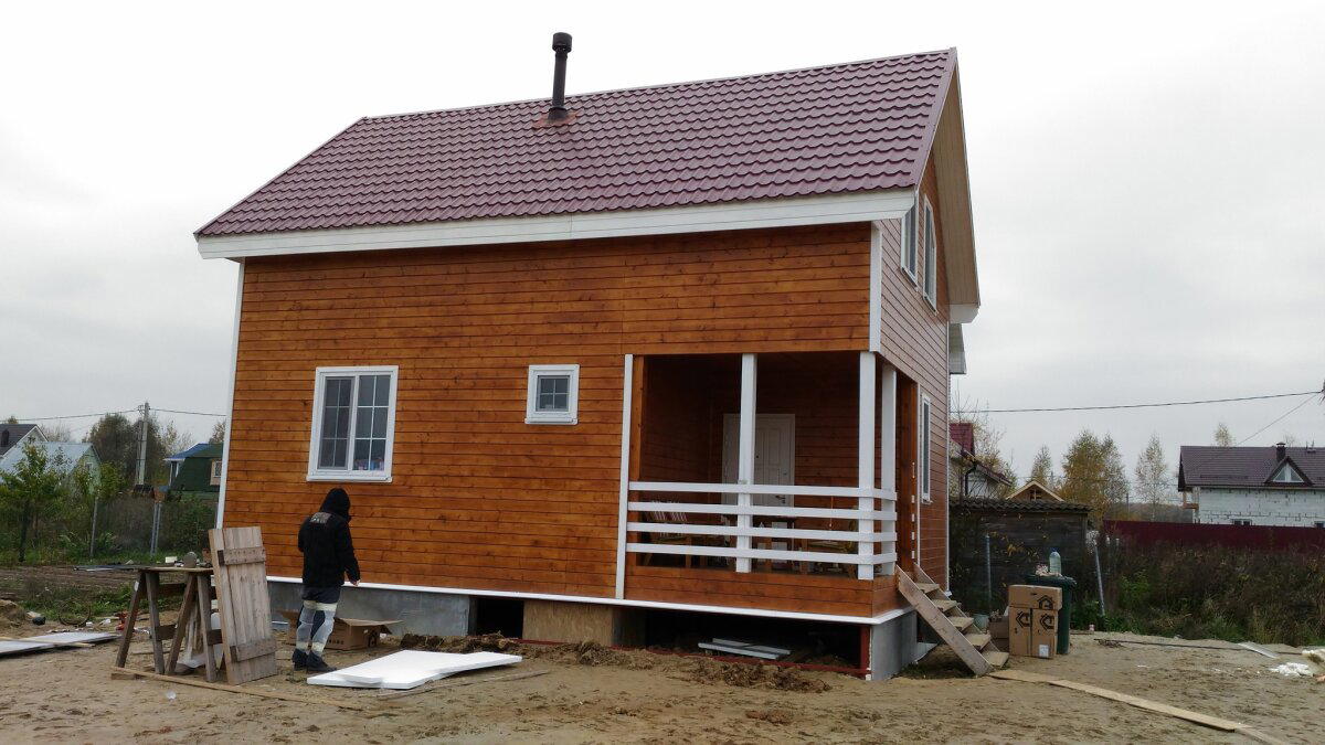 Здесь, как раз мы монтируем утеплённый цоколь.