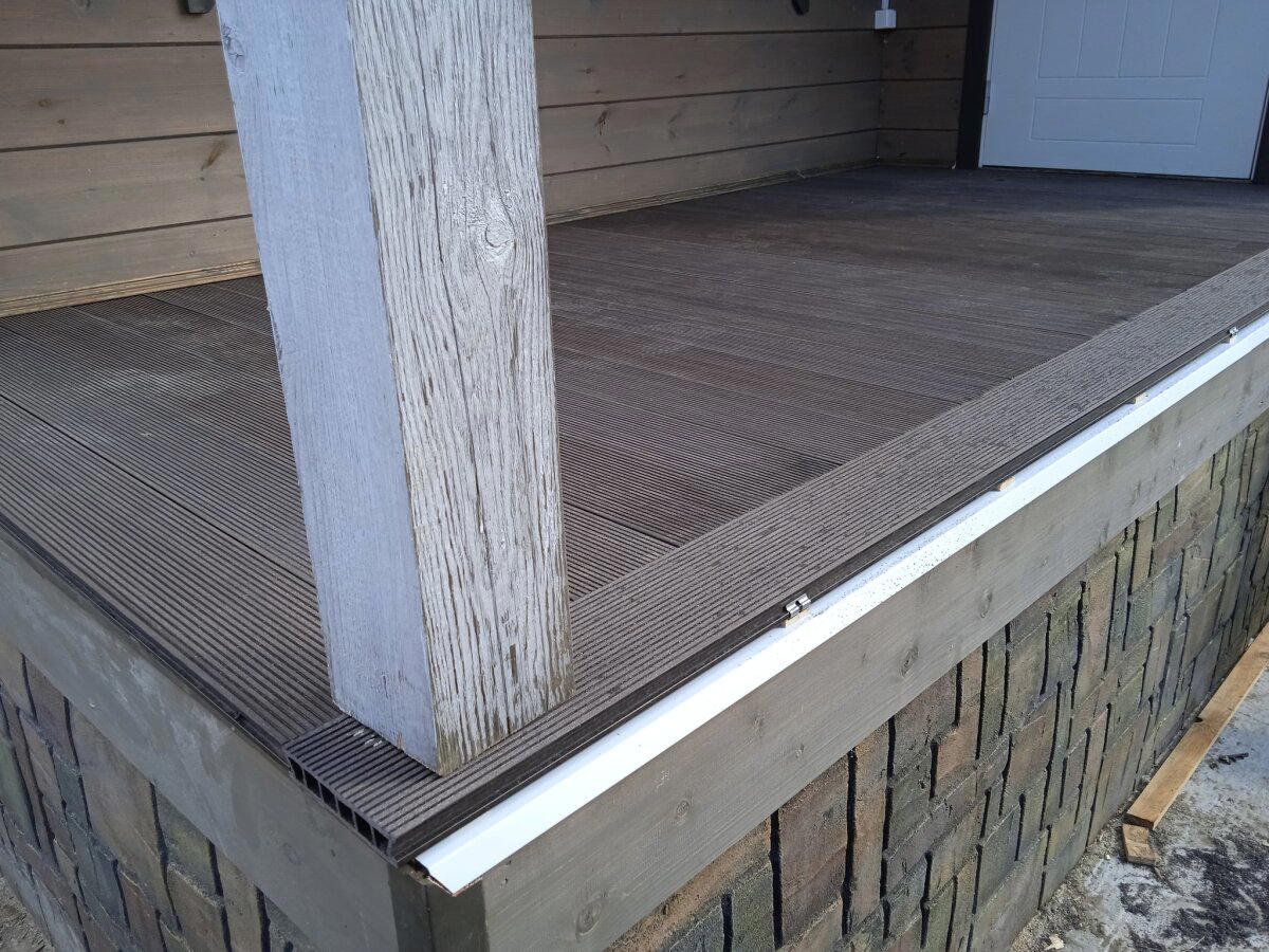 А что не так с верандой? Она сгнила!